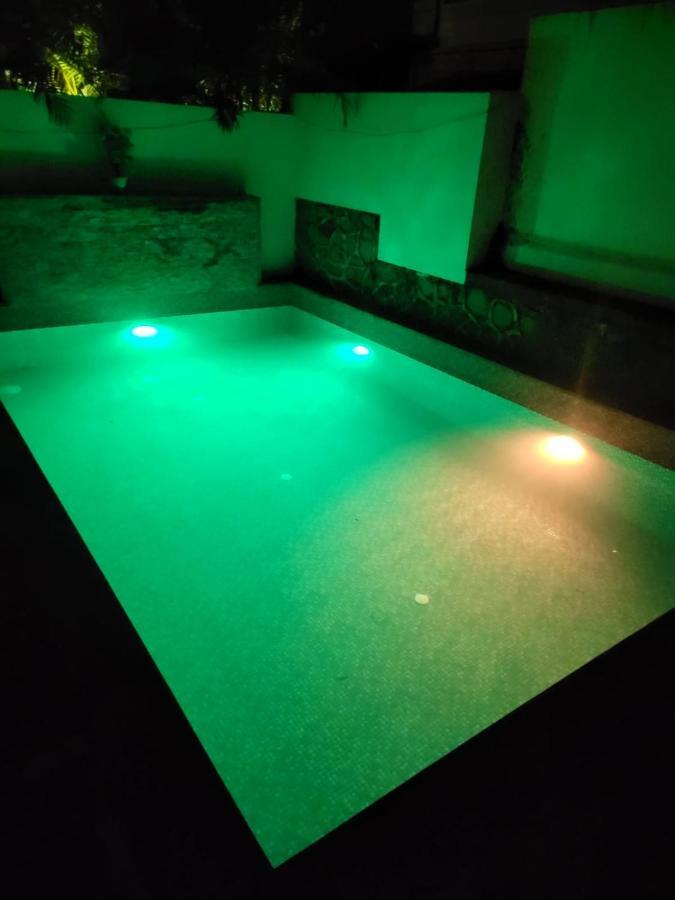 לונבלה The Perfect Stays Para Disco Big Pool Cricket Turf Villa מראה חיצוני תמונה