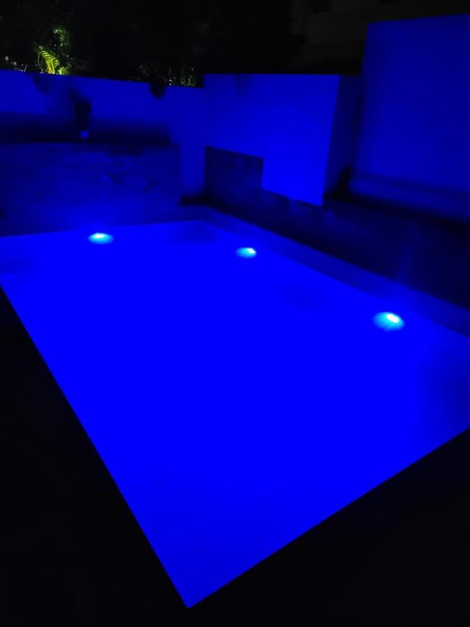 לונבלה The Perfect Stays Para Disco Big Pool Cricket Turf Villa מראה חיצוני תמונה