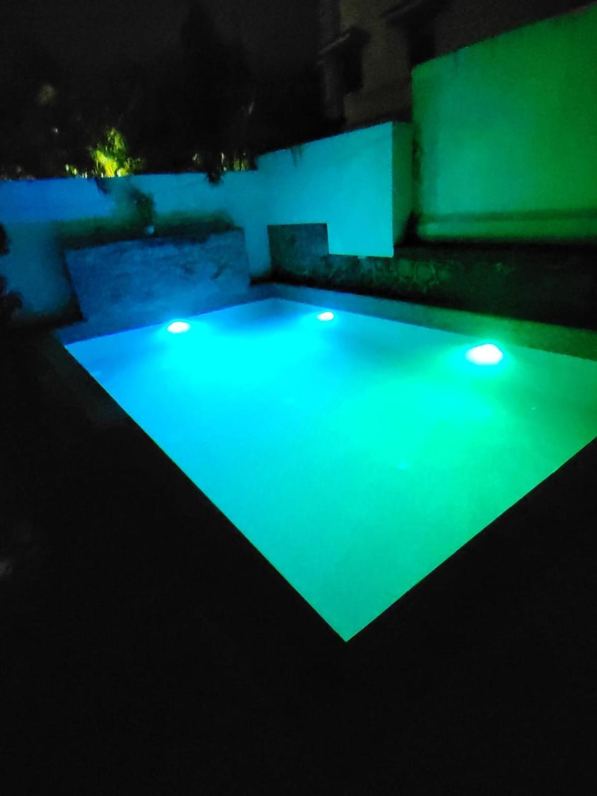 לונבלה The Perfect Stays Para Disco Big Pool Cricket Turf Villa מראה חיצוני תמונה