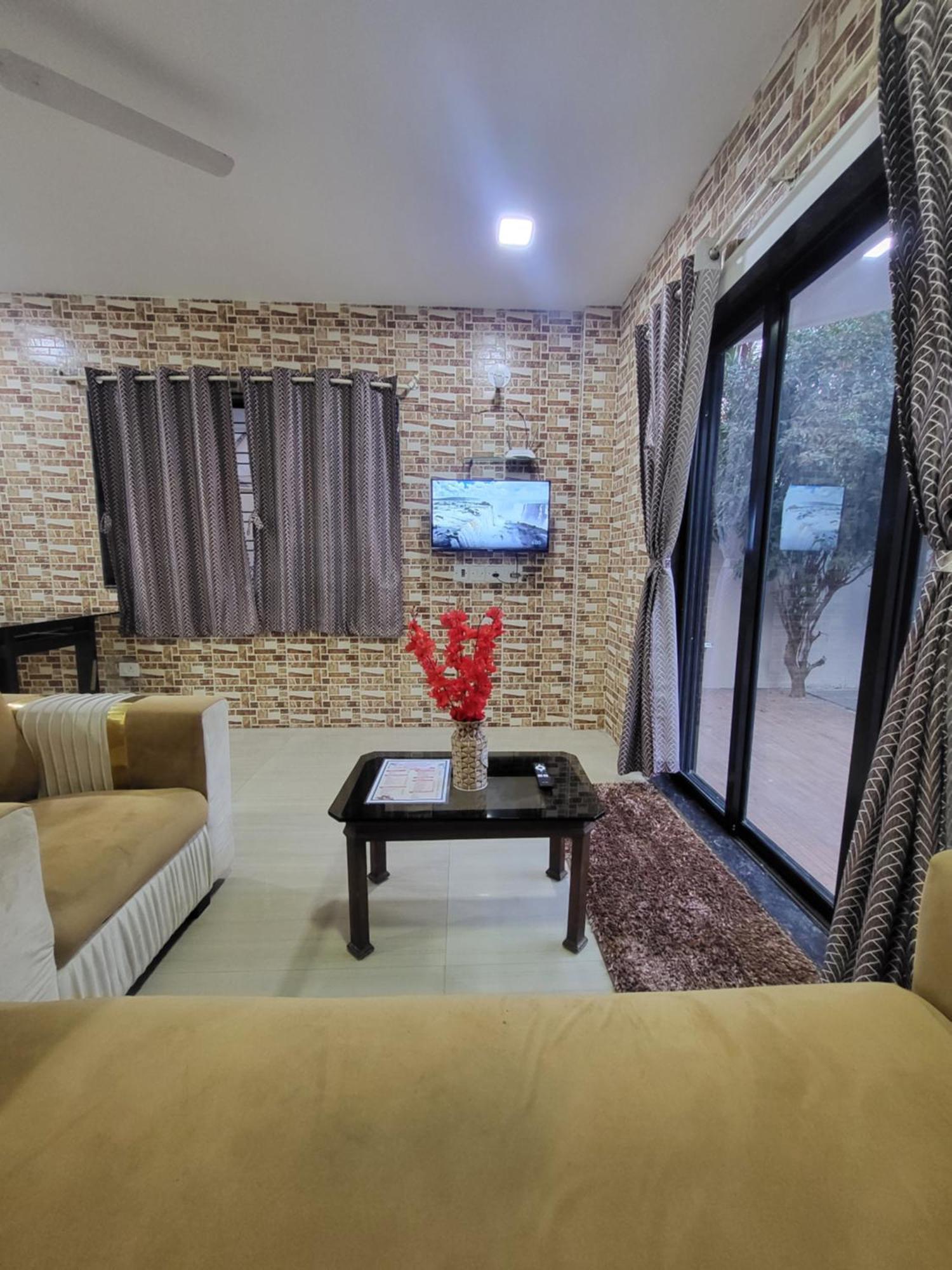 לונבלה The Perfect Stays Para Disco Big Pool Cricket Turf Villa מראה חיצוני תמונה